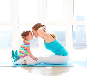 Mummy-Tummy_nyújtott-ülés-puszi_kis